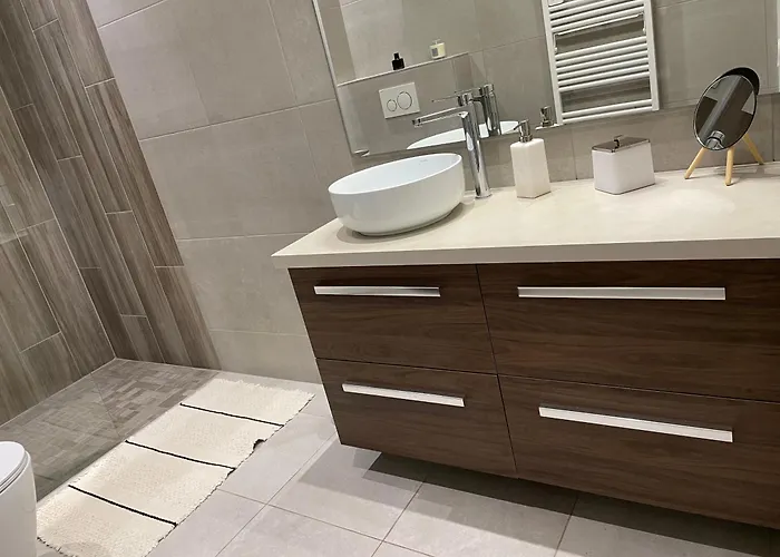 A 1 Min De La דירה